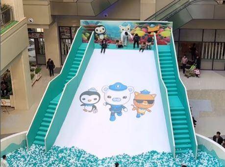 북한 평양에 머물고 있는 것으로 알려진 러시아인 빅토리아가 '평양 쇼핑몰'이라며 올린 영상에 인기 애니메이션 '옥토넛' 캐릭터들이 등장했다. 인스타그램 계정 kisa_inkorea 영상 캡처