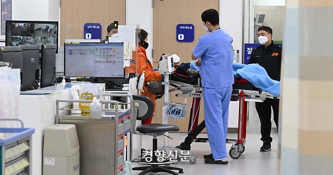 서울 중랑구 서울의료원 권역응급의료센터에서 지난 21일 환자가 후송되고 있다. 한수빈 기자