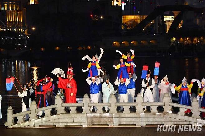 송파구는 24일 저녁 석촌호수에서 서울시 무형 문화재 제3호 '송파 다리 밟기' 놀이를 진행했다.