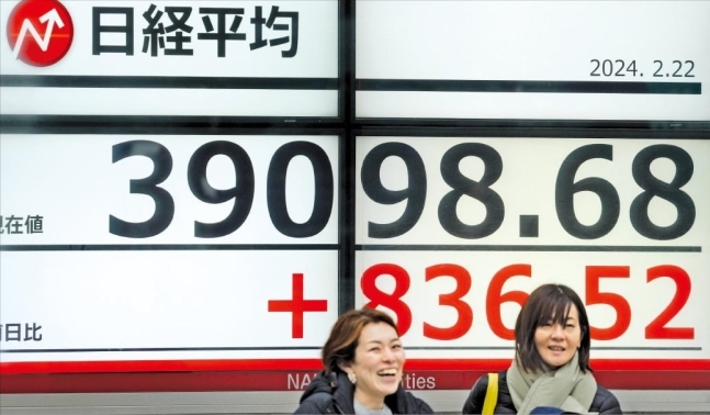 22일 일본 닛케이 지수는 39098.68엔을 기록, 1989년 이래 34년 2개월 만에 역대 최고치를 새로 썼다. [EPA 연합뉴스]