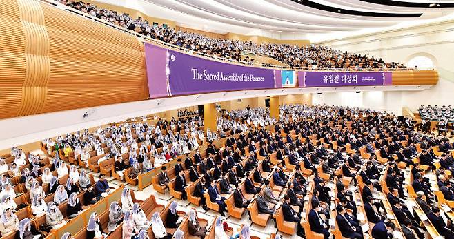 1 지난해 4월, 2000여 명이 참여한 가운데 새예루살렘 판교성전에서 거행된 유월절 대성회.