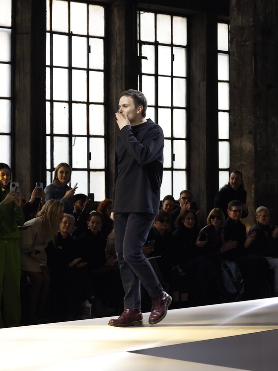 지난 23일 밀라노에서 열린 구찌 2024 가을겨울 여성복 컬렉션 쇼의 피날레 인사를 하는 사바토 데 사르노 구찌 크리에이티브 디렉터. 사진 구찌