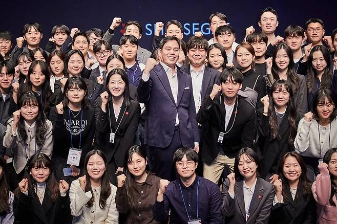지난 23일 정용진 신세계그룹 부회장(가운데)이 '신세계 남산'에서 열린 신입사원 수료식에 참석해 신입사원들과 함께 파이팅을 외치고 있다. 신세계그룹