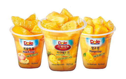 편의점에서 판매 중인 복숭아·파인애플·망고컵 제품. 사진제공=돌
