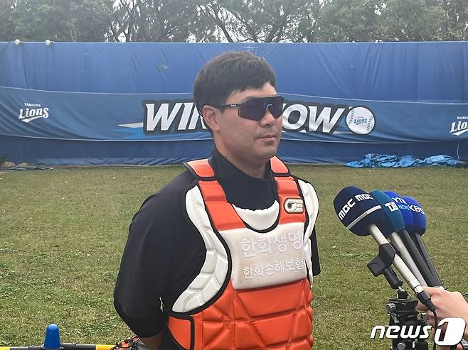 한화 이글스 이재원이 26일 일본 오키나와현 아카마 구장에서 류현진의 불펜 투구를 받은 뒤 취재진과 인터뷰를 하고 있다.ⓒ 뉴스1
