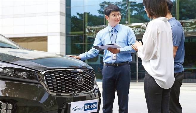 현대글로비스 오토벨 직원이 고객과 상담하고 있다. /오토벨 제공