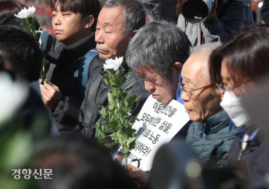 A memorial service is being held in front of the presidential office on Saturday to mark the 10th anniversary of the “Songpa three mothers and daughters” who took their own lives because they were despairing of their living conditions. By Jung Hyo-jin