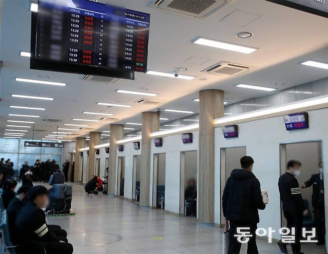 27일 인천 부평구 인천시립승화원 화장장의 현황판에 ‘화장 중’ 표시가 빼곡하다. 최근 국내 사망자가 급증했지만 화장장 확충은 더뎌 수도권 등에서 ‘원정 화장’이 늘고 있다. 인천=전영한 기자 scoopjyh@donga.com