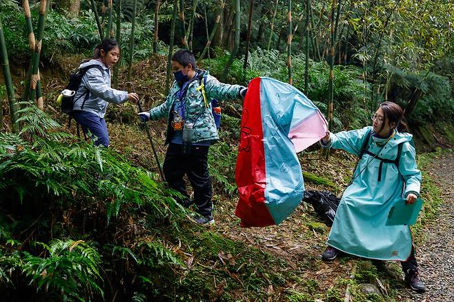 자원봉사자와 학생들이 25일 대만 신베이시 인근 야산에서 천등의 잔해를 수거하고 있다. 로이터 연합뉴스