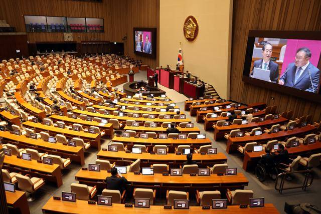 23일 오후 서울 여의도 국회 본회의에서 경제 분야 대정부질문이 진행됐지만 의원들의 자리는 비어 있다. 뉴시스