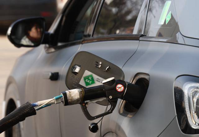 13일 서울 영등포구 여의도 국회수소충전소에서 충전 중인 수소 차량. 연합뉴스