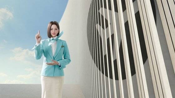 대한항공 명예 승무원으로 임명된 ‘버추얼 휴먼(가상인간)’ 리나가 기내 안전 비디오를 통해 기내 안전 수칙을 소개하고 있다.