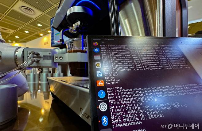 (서울=뉴스1) 이재명 기자 = 8일 서울 강남구 코엑스에서 열린 2023 서울카페쇼에서 챗GPT를 이용한 커피 추출이 시연되고 있다. 2023.11.7/뉴스1 Copyright (C) 뉴스1. All rights reserved. 무단 전재 및 재배포, AI학습 이용 금지. /사진=(서울=뉴스1) 이재명 기자