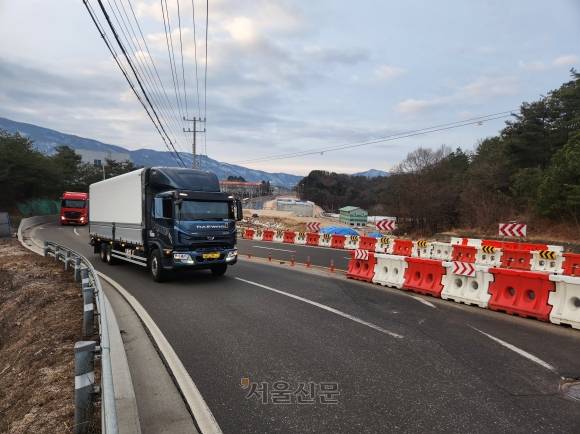 강원 춘천 동내면 거두농공단지 인근 도로 개선 공사 기간 임시로 개설한 우회로가 좁고 굴곡이 심해 운전자들이 통행에 불편을 겪고 사고위험도 크다.