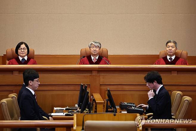 헌재 재판관들 (서울=연합뉴스) 윤동진 기자 = 이종석 헌법재판소장을 비롯한 헌법재판관들이 28일 오후 서울 종로구 헌법재판소 대심판정에 자리하고 있다. 2024.2.28 mon@yna.co.kr