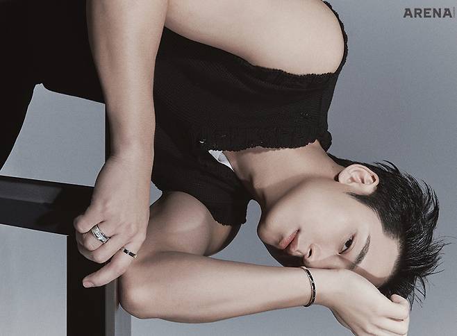 왼손목의 화이트 골드 소재 비제로원 브레이슬릿 625만원·오른손 검지의 화이트 골드 소재 비제로원 링 178만원·약지의 화이트 골드 소재에 다이아몬드를 파베 세팅한 비제로원 링 1790만원 모두 불가리 제품.