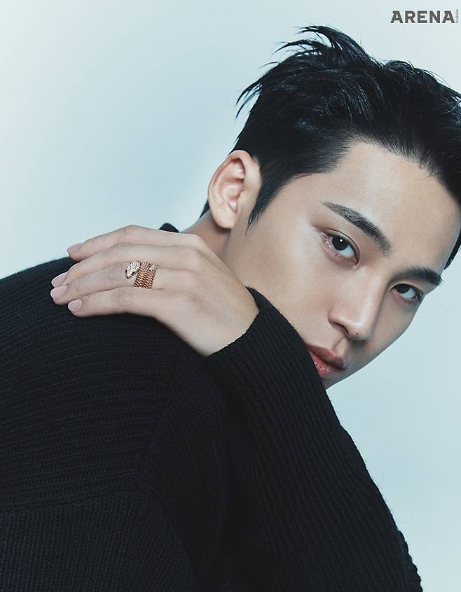 로즈 골드 소재에 뱀 머리와 꼬리에 다이아몬드를 파베 세팅하고, 뱀 눈에는 블랙 오닉스를 장식한 세르펜티 링 2340만원 불가리 제품.