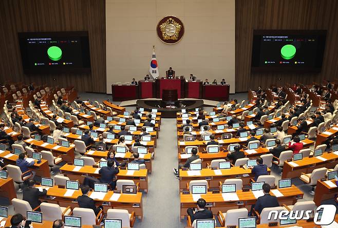1일 서울 여의도 국회 본회의장에서 열린 제412회국회(임시회) 제2차 본회의에서 자동차 번호판 봉인제도 폐지를 골자로 하는 '자동차관리법 개정안' 이 통과되고 있다. 2024.2.1/뉴스1 ⓒ News1 송원영 기자