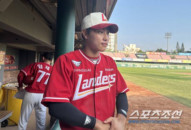 27일 연습경기 후 취재진과 인터뷰하는 박지환. 사진=SSG 랜더스