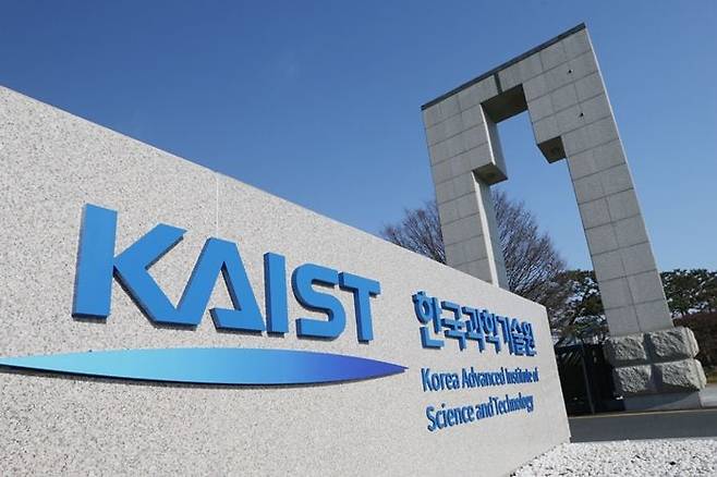 한국과학기술원(KAIST) 정문. 한국을 대표하는 연구중심대학인 KAIST 대학원생의 지난해 교내 수입이 월 평균 166만원 수준으로 나타났다./KAIST