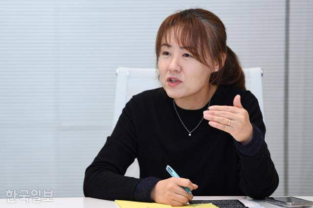 손연정 한국노동연구원 위원이 지난달 22일 서울 중구 한국일보사 대회의실에서 열린 가짜노동 좌담회에 참석해 한국의 노동 문제를 설명하고 있다. 윤서영 인턴기자