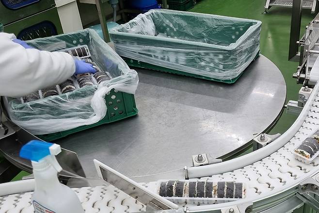 경북 구미에 위치한 식품업체 ‘올곧’에서 냉동 김밥이 만들어지고 있다. ⓒ올곧 제공