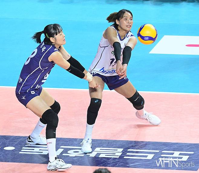 도로공사 임명옥(좌)-타나차가 동시에 리시브를 시도한다ⓒMHN스포츠 이지숙 기자