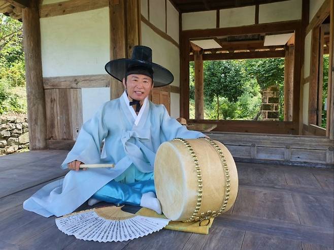 ▲옛 선비의 복장을 갖추고 판소리를 열창하는 장진규 씨. 사진 : 장진규