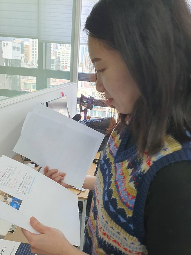 구희선 애덤스미스 작가가 대본을 확인하고 있다. 윤현주 기자