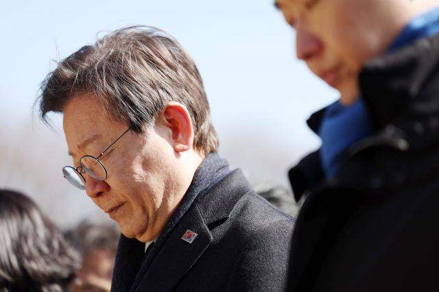이재명 더불어민주당 대표가 1일 오전 서울 용산구 효창공원에서 묵념을 하고 있다. 뉴시스