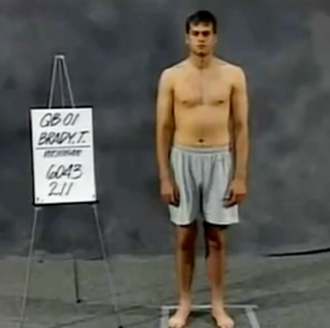 2000년 NFL 드래프트 콤바인에서 찍힌 풋볼 ‘GOAT’ 톰 브래디의 사진. 브래디는 ‘X(전 트위터)’ 소유자 일론 머스크에게 이 사진을 X에서 지워달라고 장난스럽게 요청하기까지 했다. <톰브래디 ‘X’>