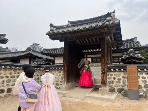 옥인동 윤씨가옥 앞에서 기념사진 찍는 관광객 (서울=연합뉴스) 김정진 기자 = 28일 오후 서울 중구 남산골 한옥마을 내 '옥인동 윤씨가옥' 앞에서 한 외국인 관광객이 한복을 입고 기념사진을 촬영하고 있다. 2024.2.28 stopn@yna.co.kr