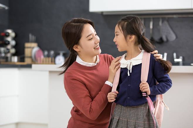 분리불안이 심한 아이는 보호자와 단계적으로 멀어지는 연습을 해야 한다. /클립아트코리아