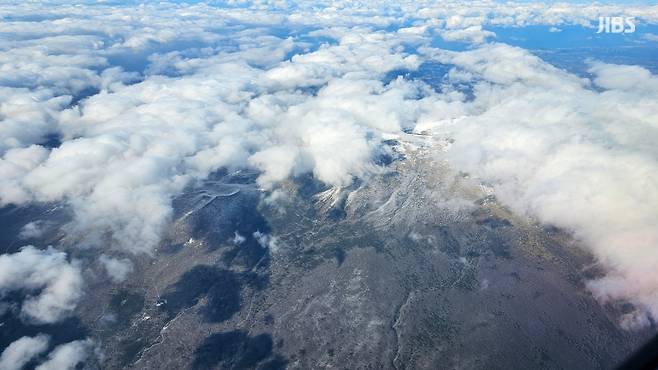 눈 덮인 한라산 백록담 위로 구름이 떠 있는 모습
