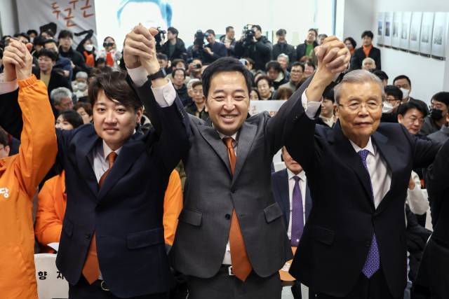 금태섭(가운데) 개혁신당 최고위원이 3월 1일 서울 종로의 한 건물에서 열린 예비후보 선거사무소 개소식에서 이준석(왼쪽) 대표와 개혁신당 김종인 공천관리위원장과 손을 맞잡아 들어올리고 있다. 연합뉴스