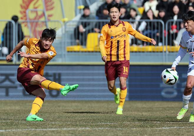 ▲ 슈팅하는 광주FC 이희균. ⓒ연합뉴스