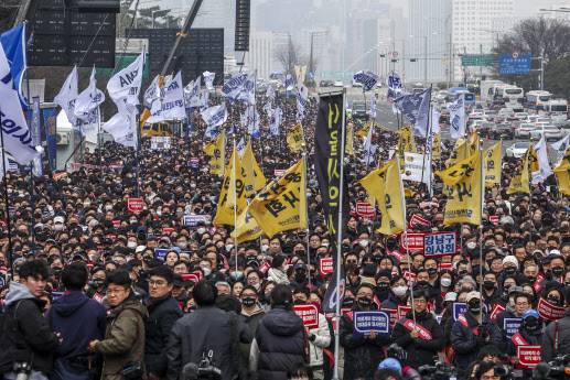 3일 서울 영등포구 여의대로 일대에서 열린 의대정원 증원 및 필수의료 패키지 저지를 위한 전국의사 총궐기대회에서 참가자들이 구호를 외치고 있다. (사진=뉴시스)
