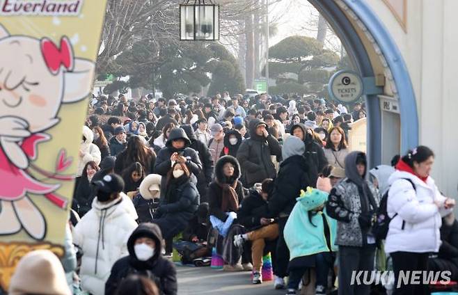 3일 오전 경기 용인시 에버랜드에서 다음 달 중국으로 돌아가는 자이언트 판다 '푸바오'의 마지막 모습을 보기 위해 관람객들이 입장을 대기하고 있다.