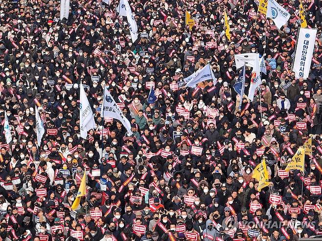 정부 규탄 구호 외치는 의사들 (서울=연합뉴스) 류영석 기자 = 3일 오후 서울 영등포구 여의대로에서 열린 대한의사협회 주최 전국의사총궐기 대회에서 참가자들이 구호를 외치고 있다. 2024.3.3 ondol@yna.co.kr