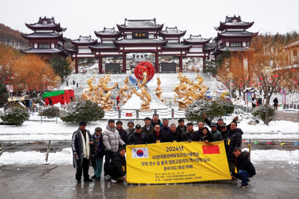 답사 참가자 뒤로 보이는 하화성이 웅장하다.