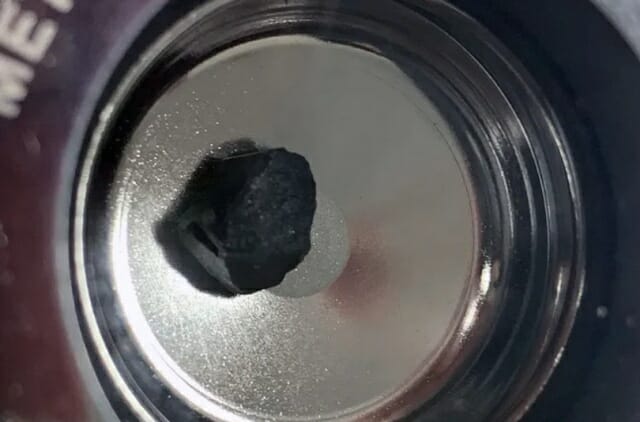 NASA 오시리스-렉스가 베누에서 가져온 소행성 샘플 조각이 1일 대중에 공개 전시됐다. (사진=컬렉트스페이스닷컴)