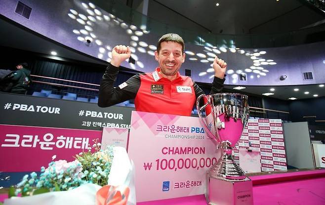 PBA 투어 첫 우승을 차지한 무라트 나지 초클루. ⓒ PBA