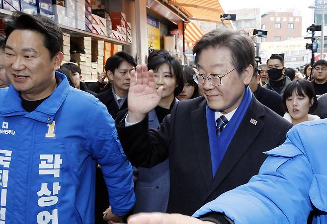 이재명 더불어민주당 대표가 4일 서울 종로구 창신시장에서 시민들과 인사를 나누고 있다. 뉴스1