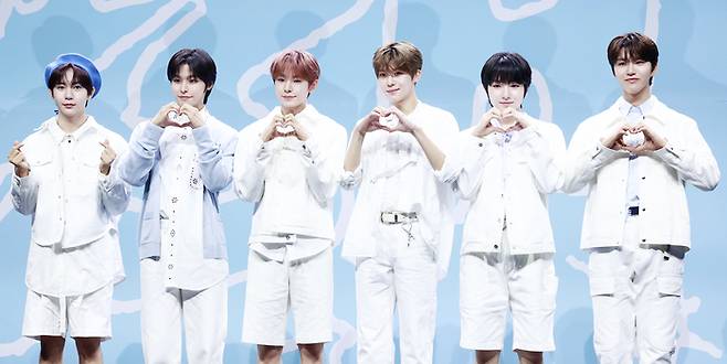 신인 보이그룹 NCT 위시(NCT WISH)가 4일 오후 서울 용산구 블루스퀘어에서 열린 데뷔 쇼케이스에서 포즈를 취하고 있다. 연합뉴스
