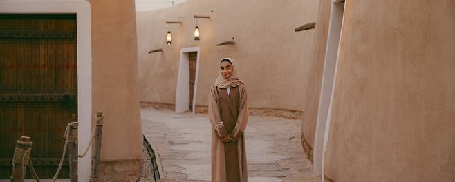 사우디는 빠르게 변화하고 있다. 그 와중에 과거의 모습을 복원하는 데도 집중하고 있다. 리야드와 맞닿은 디리야(Diriyah)가 대표적인 예다. 이곳은 사우디 왕국의 발상지이며, 동시에 풍요의 땅이다. 강과 계곡을 끼고 있어 상업적으로 발달했으며, 메카와 메디나로 향하는 많은 이들이 머물기도 했다