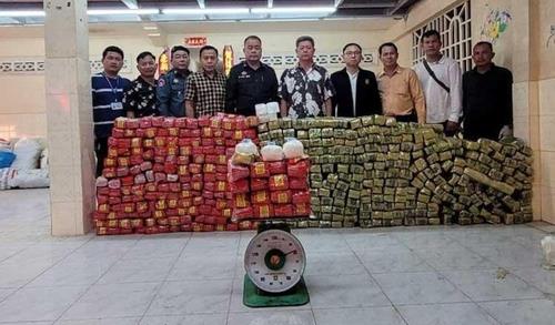 캄보디아 당국에 체포된 마약 범죄 용의자들과 압수 물품 [일간 크메르타임스 사이트 캡처. 재판매 및 DB 금지]