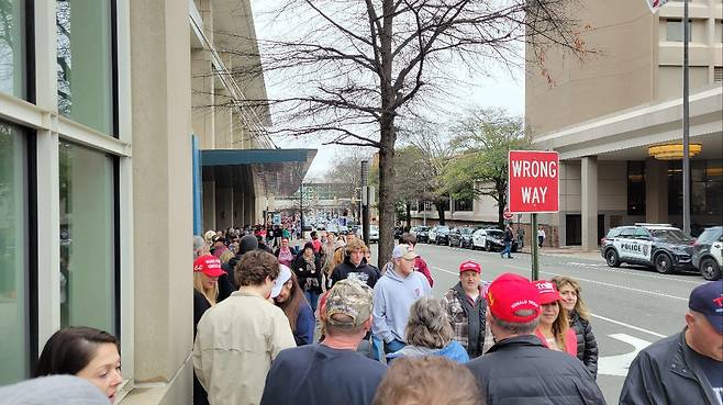 미국 버지니아주 리치먼드의 트럼프 유세 현장. 건물 각 면을 돌면서 촬영한 사진이다. (사진=KBS)