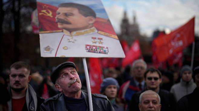 지난해 11월7일(현지시각) 러시아 모스크바에서 볼셰비키 혁명 106주년을 기념해 모인 사람들이 이오시프 스탈린의 사진을 들고 지지하는 모습. /사진=뉴시스