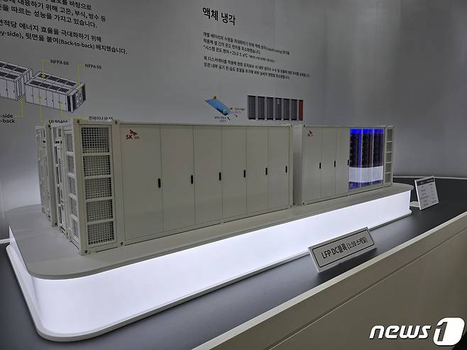 SK온이 '인터배터리 2024'에서 선보인 차세대 DC블록 모형. 에너지저장장치(ESS) 모듈을 직·병렬로 이은 제품으로 차세대 냉각 기술인 액침냉각 기술을 적용했다. 2024. 3. 6/뉴스1