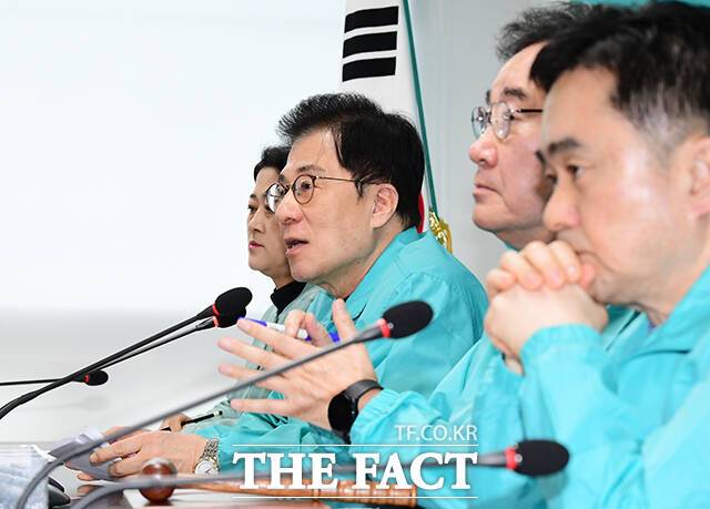 모두발언 하는 신경민 새로운미래 책임위원(왼쪽).